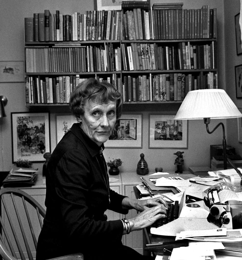 Astrid Lindgren vid skrivbordet