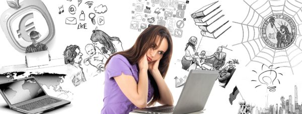 Ung kvinna vid dator