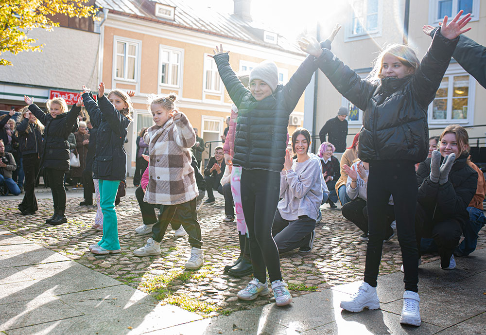Dansande barn på Rådhustorget i Vimmerby