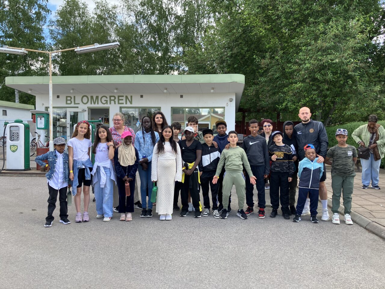 Klass 4b från Rosendalsskolan i Linköping på Astrid Lindgrens Värld.