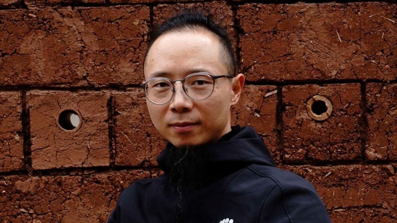Konstnären Lou Fei