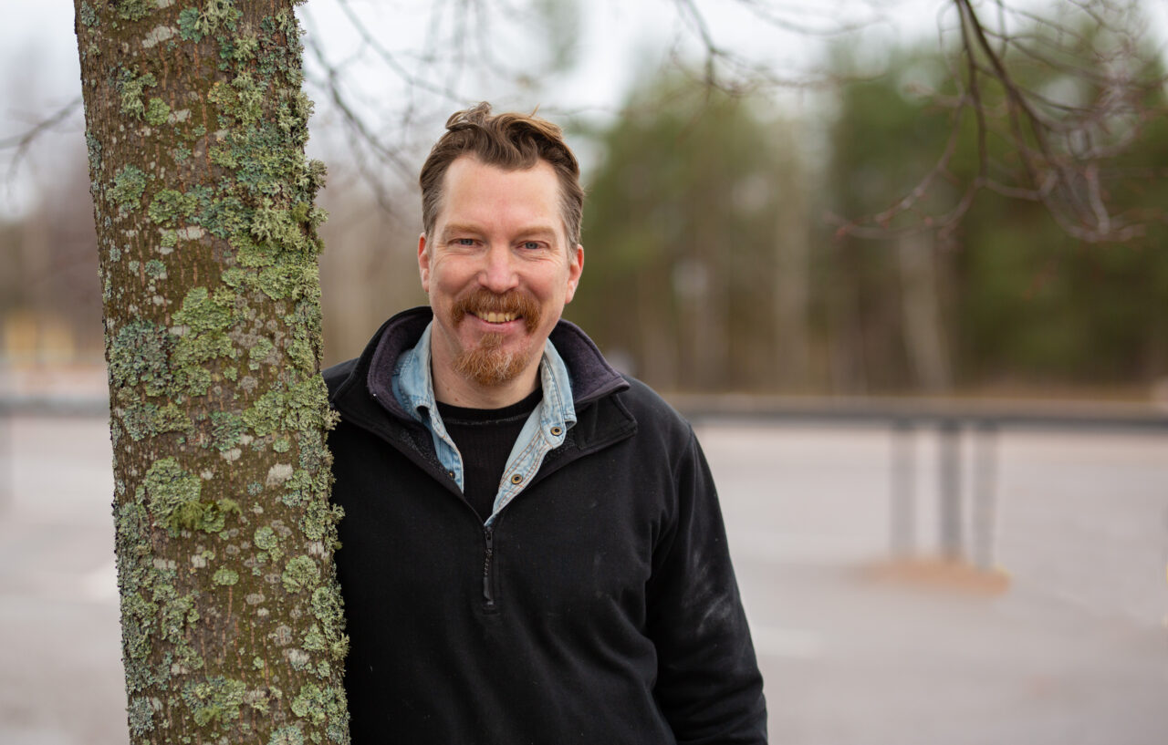 Mattias Eliasson vid en trädstam