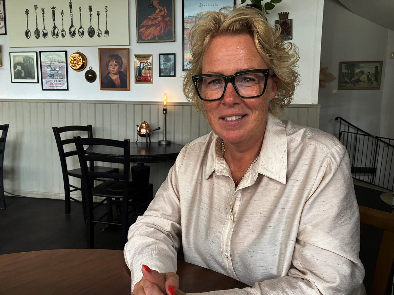 Cecilia Andersson vid ett kafébord