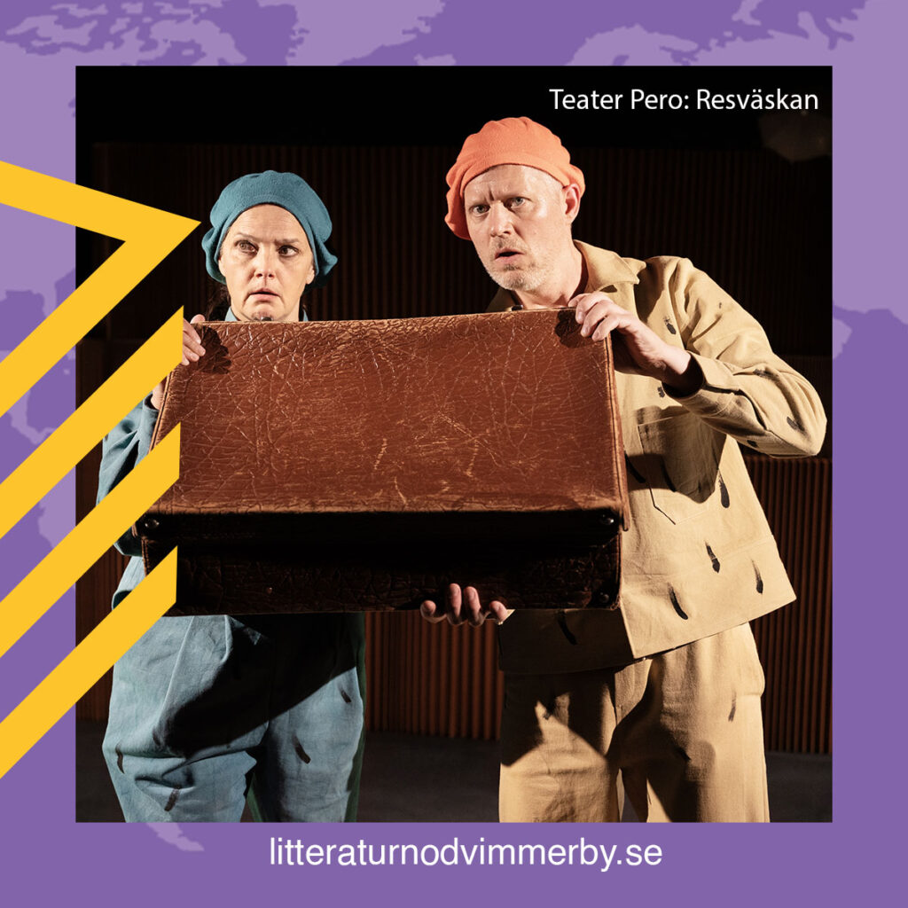 Två skådespelare öppnar en resväska