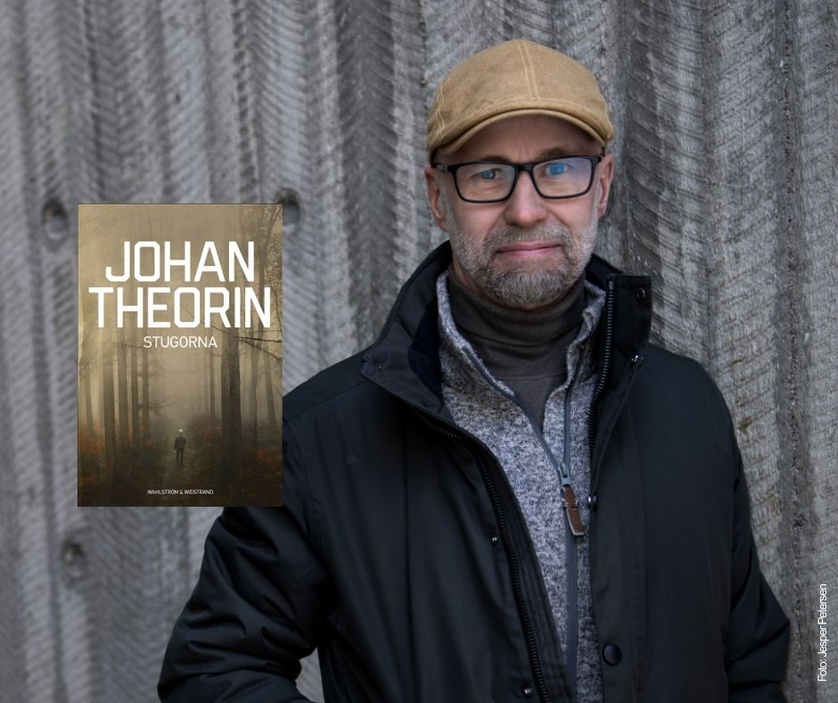 Johan Theorin med infällt bokomslag av Stugorna