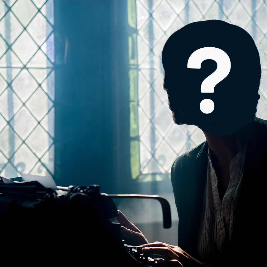 Foto på en person vid ett fönster som skriver på skrivmaskin. Personens huvud är och ansikte är svart med ett vitt frågetecken.