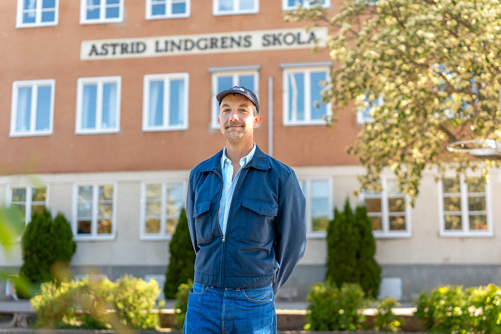 Jon Klassen framför AL-skolan, foto Jacob Meijer Media