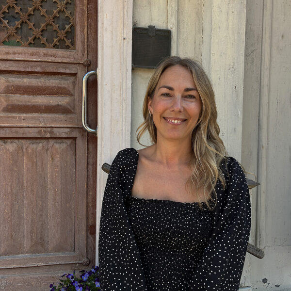 Karin Dahan framför dörren till Kullzénska cafeet