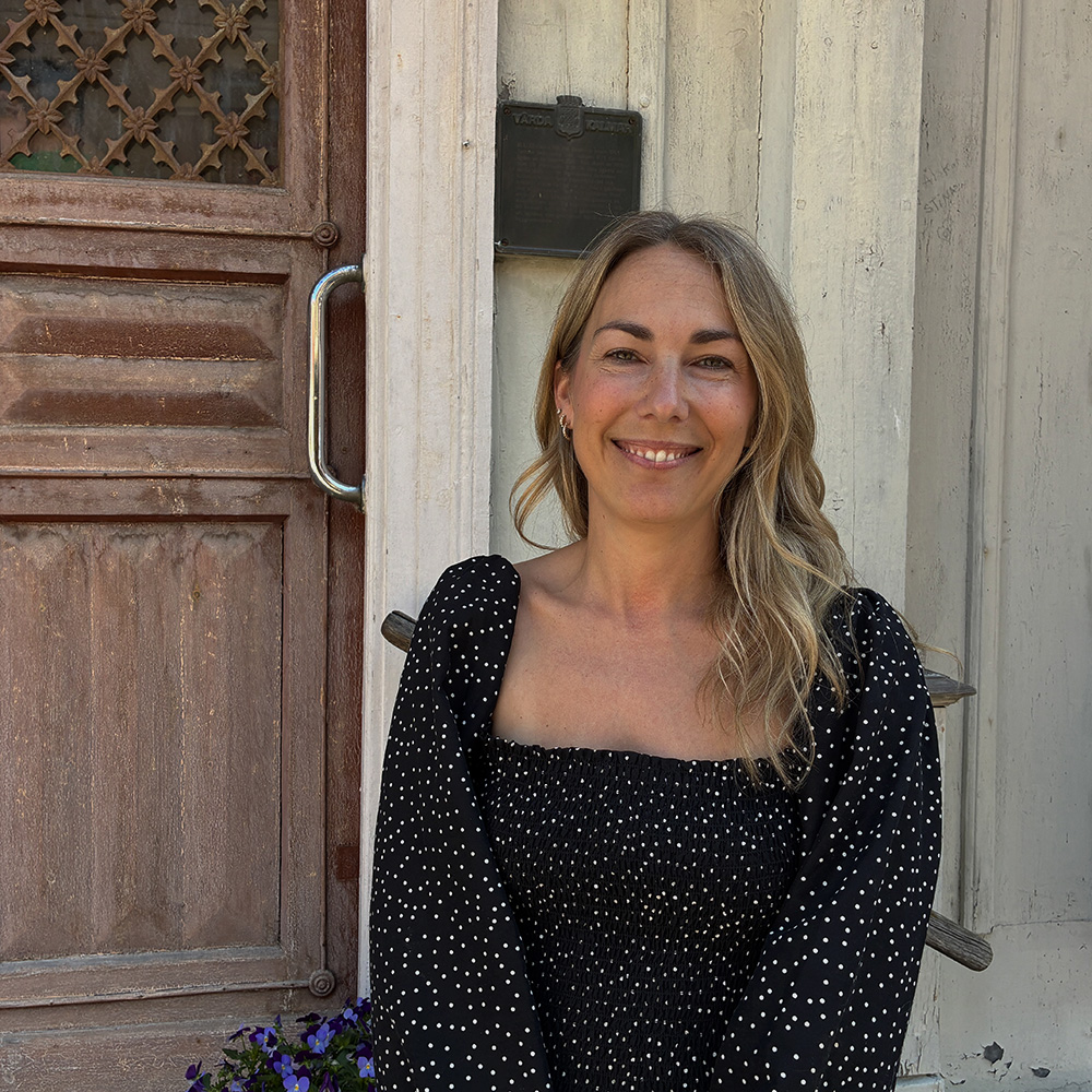 Karin Dahan framför dörren till Kullzénska cafeet