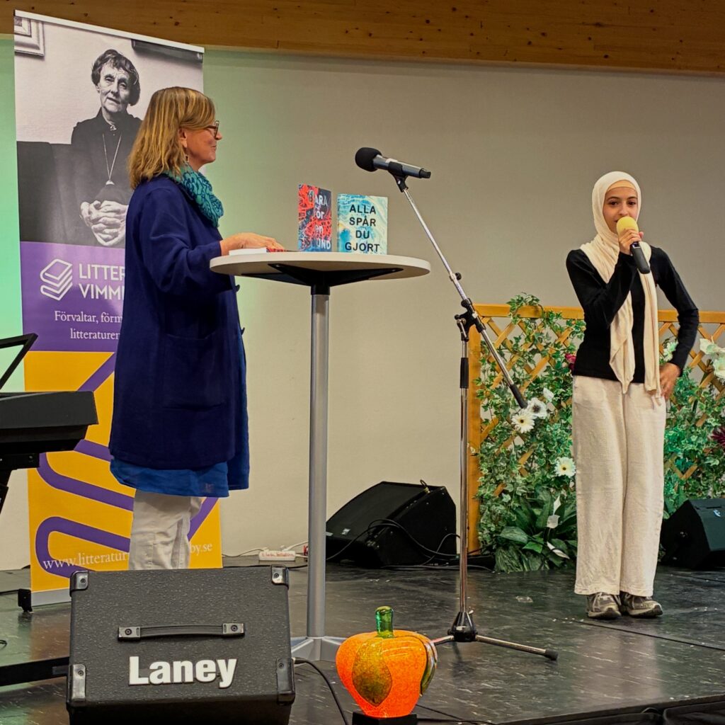 Anna Mellergård och Amena Alsameai på scenen på Litteratur i Mobergland