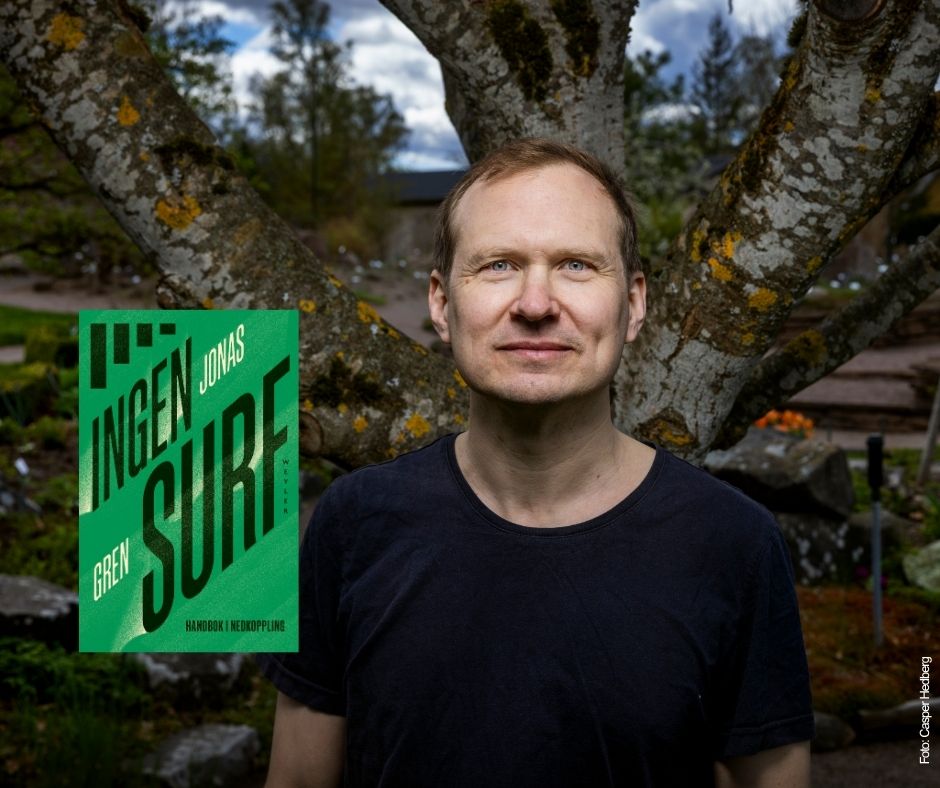 Jonas Gren framför ett träd med bokomslaget till Ingen surf infällt till vänster